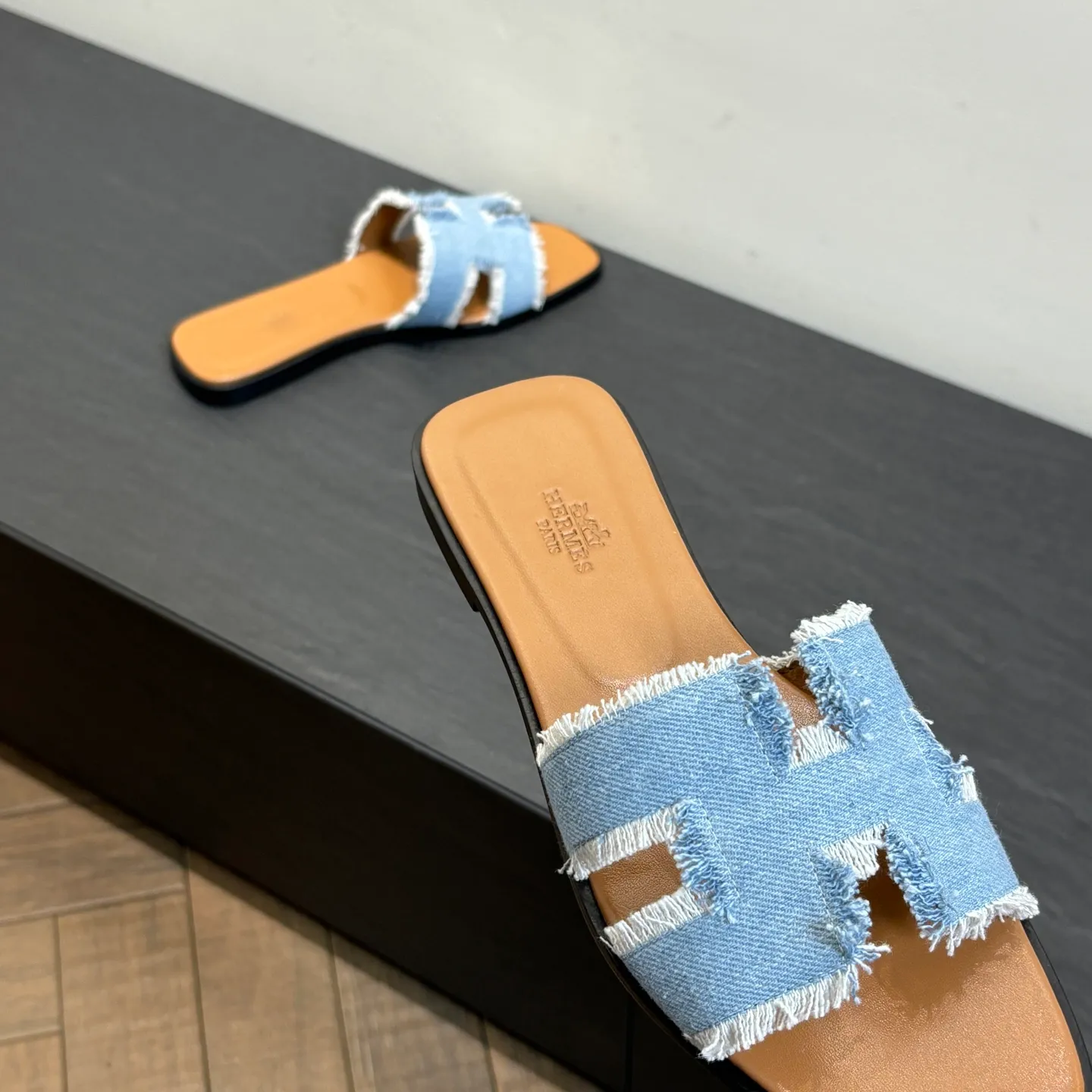 👟👟Ex-factory price 480👟👟 Brand💗: The latest color series from HERMES official website Code number💗: 35-40 full size (34 41 42 customized, non-refundable and non-exchangeable) Upper material💗: Classic plain calfskin Sole material💗: Zero-crack genuine leather mid-sole👑👑👑 Fully dyed HERMES Plain calfskin sandals, a historical representative work, the timeless classic H sandals, suitable for home and travel, this shoe is the finishing touch of your wardrobe, it looks great on the feet💃🏻💃🏻💃🏻